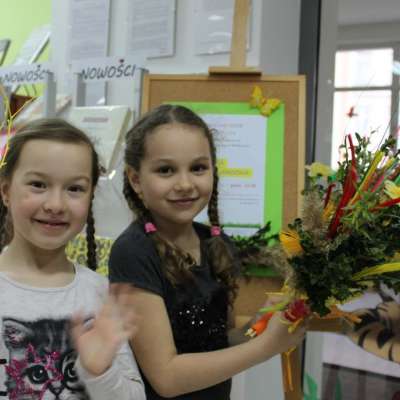 Kolorowe palmy wielkanocne w słubickiej bibliotece