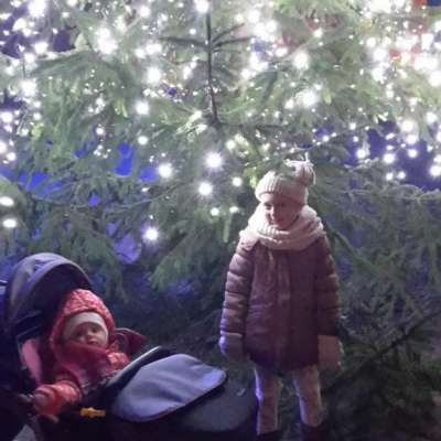 W Sulęcinie zapachniało świętami. Na rynku pojawiła się pięknie przyozdobiona, 8-metrowa choinka