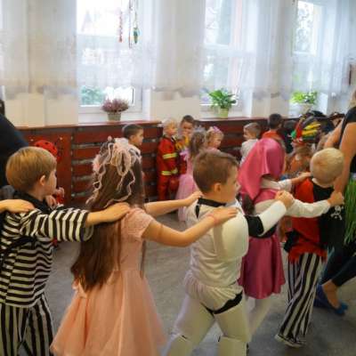 Kolorowy bal przedszkolaków