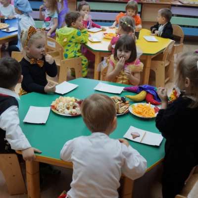 Kolorowy bal przedszkolaków